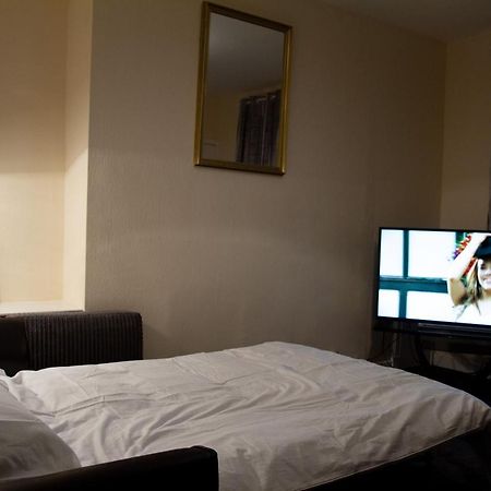 Carvetii - Fox House - 1St Floor Flat Sleeps Up To 8 Appartement Dunfermline Buitenkant foto